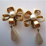 vintage 1970s chanel pearl earrings