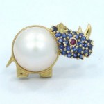 vinatge 1990s jean vitau 18k sapphire ruby pearl rhino brooch